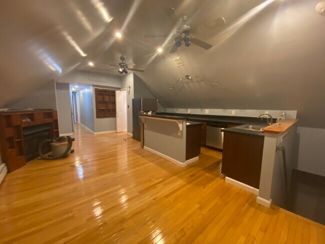 Foto del edificio - 64 Glenwood Rd