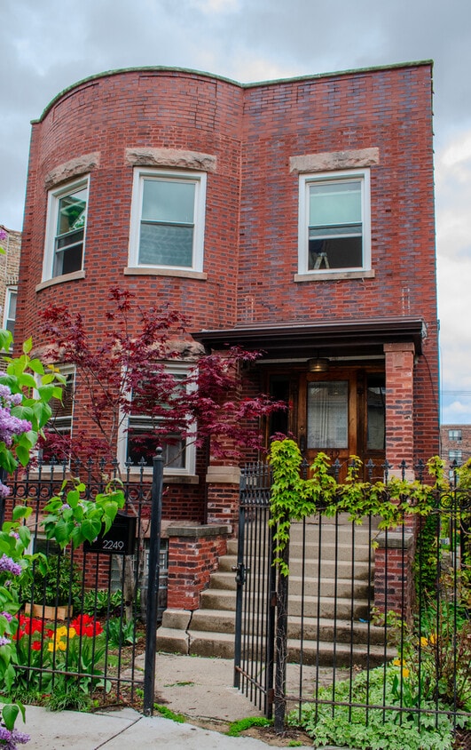 Primary Photo - 2249 N Sawyer Ave