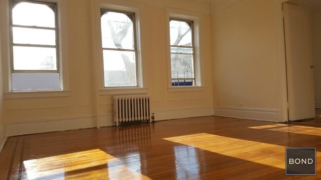 Foto del edificio - 2710 Newtown Ave