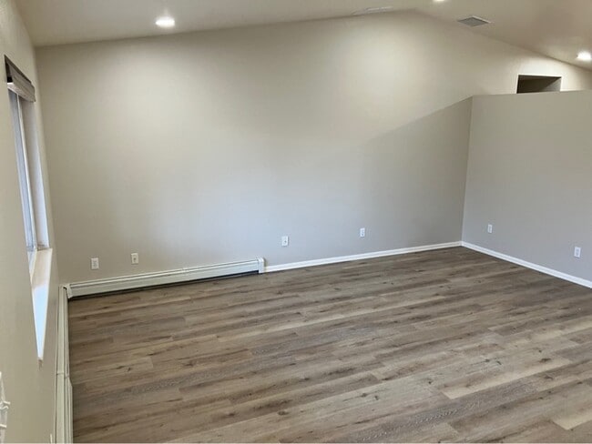 Building Photo - 2999 1/4 Pinyon Ave