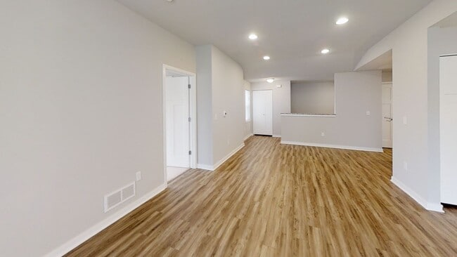 Building Photo - Condo Style Upper 2 Bedroom 2 Bathroom Apartment is Available