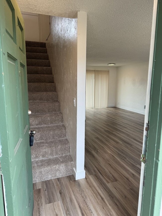 Building Photo - Updated 2 bedroom 1 1/2 bath duplex in Springfield!