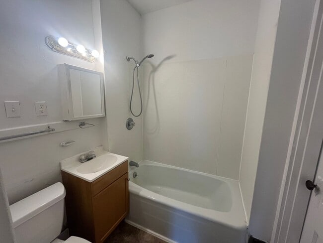 Building Photo - One bedroom in Alton