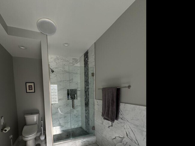 Foto del edificio - 3 bedroom in Chicago IL 60625