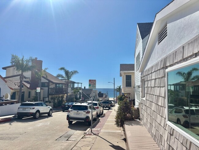 Photo - Fully Renovated 2bd/1ba! Just a block from... Apartment