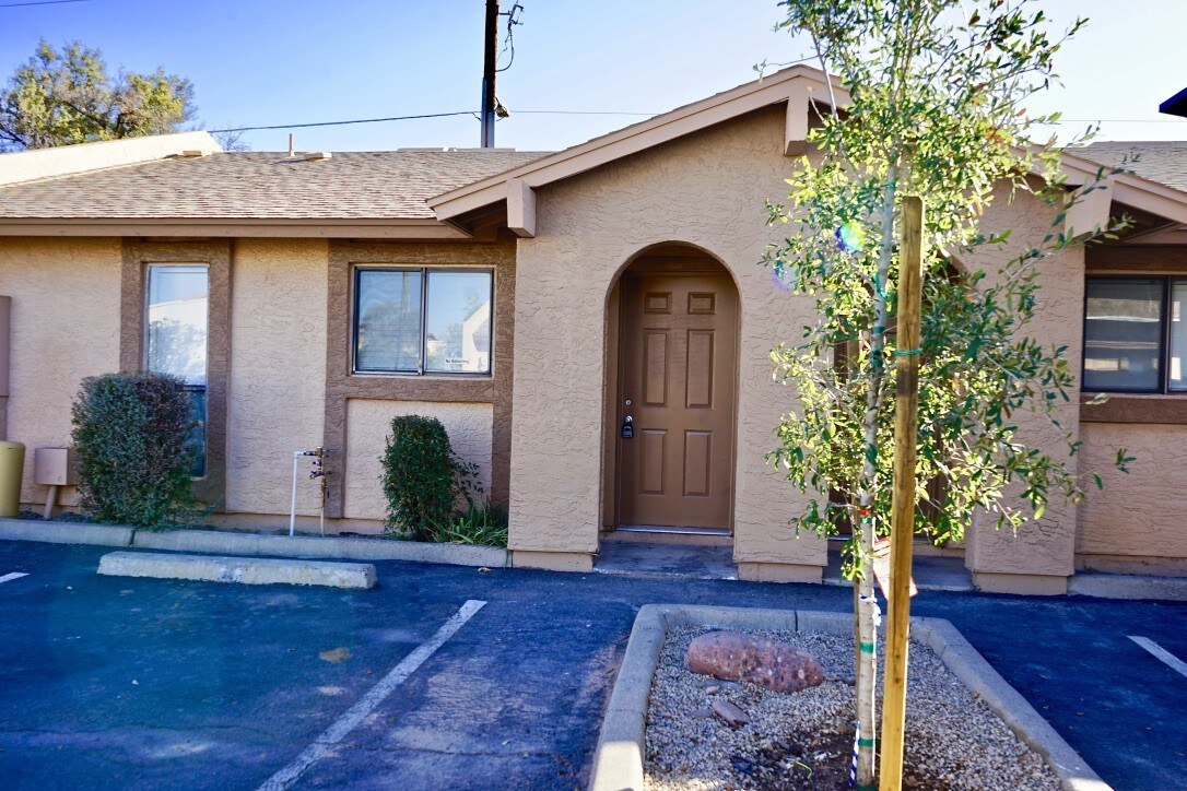 Primary Photo - 2424 E Grandview Rd