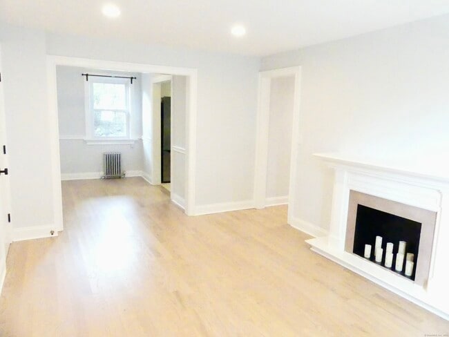 Building Photo - 10 Clarmore Dr