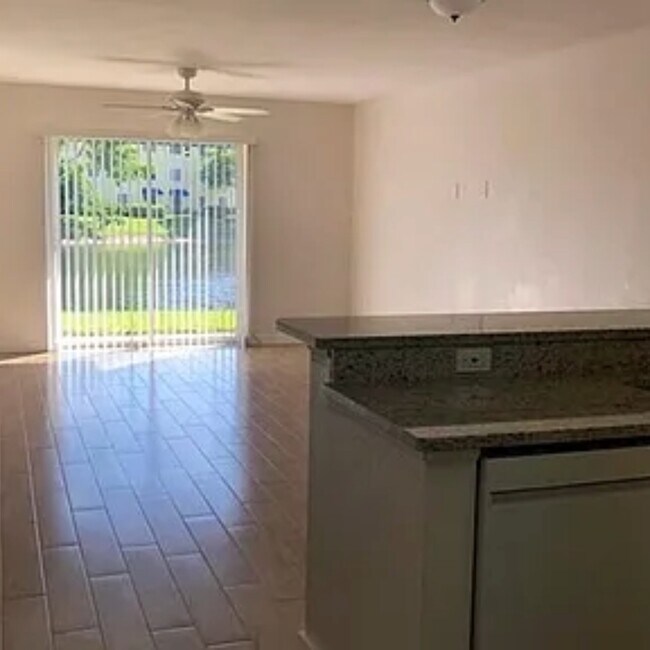 Foto del edificio - 8304 Key Royal Cir