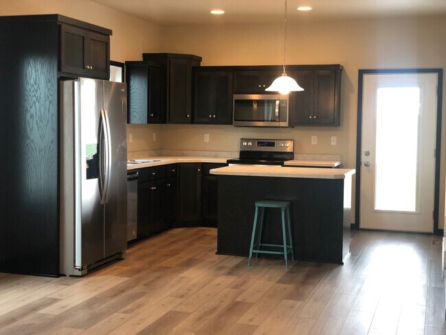 Building Photo - Beautiful Newer Build - 4 bed 2 Bath