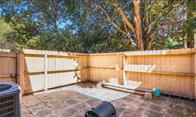 Foto del edificio - 2 bedroom condo with garage