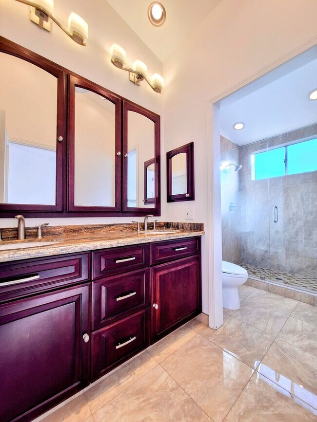 Foto del edificio - Beautiful 2bd Townhouse With Attached Garage, Private Patio, Pool/Hot Tub, & Clubhouse!
