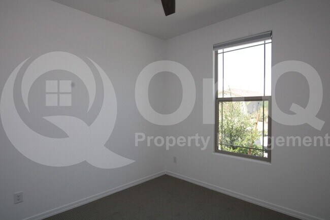 Foto del edificio - 24215 W Gross Ave