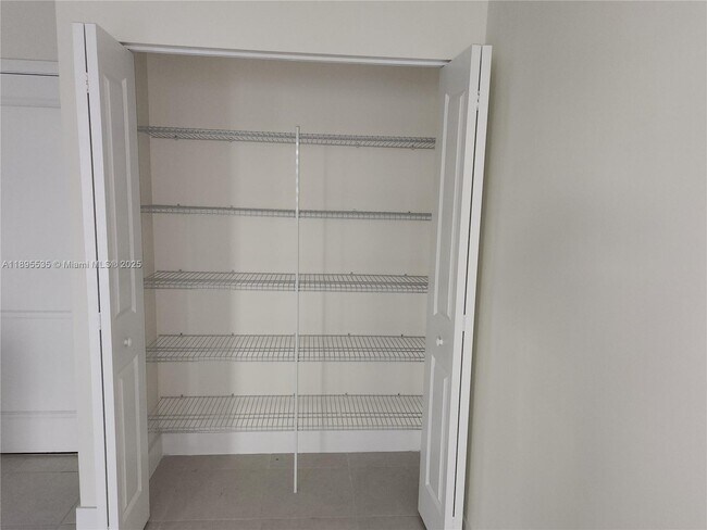 Foto del edificio - 8040 NW 42nd St