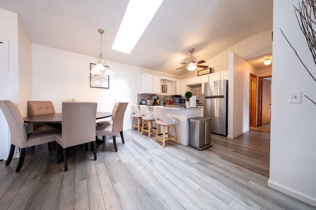 Foto del edificio - 733 Parkside Dr