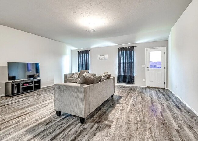 Building Photo - Charming 3-Bedroom Home with Modern Amenit...