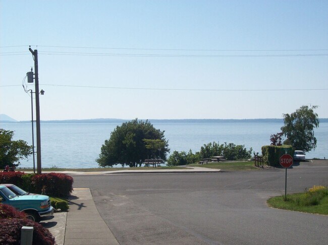 Foto del edificio - Price Reduction!  Two 2 bedroom Condo with...