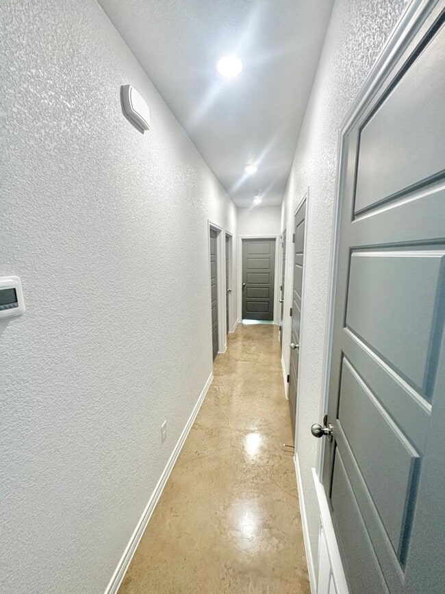 Foto del edificio - AVAILABLE NOW! - FIRST MONTH FREE