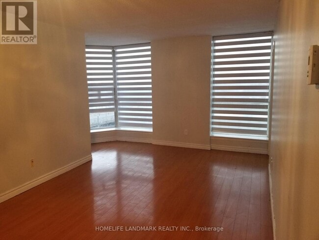 Photo du bâtiment - 901-2460 EGLINTON Ave