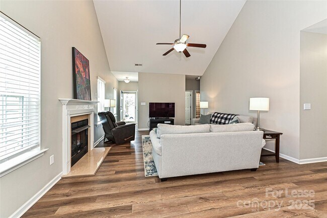 Building Photo - 709 Yvonne Dr SW