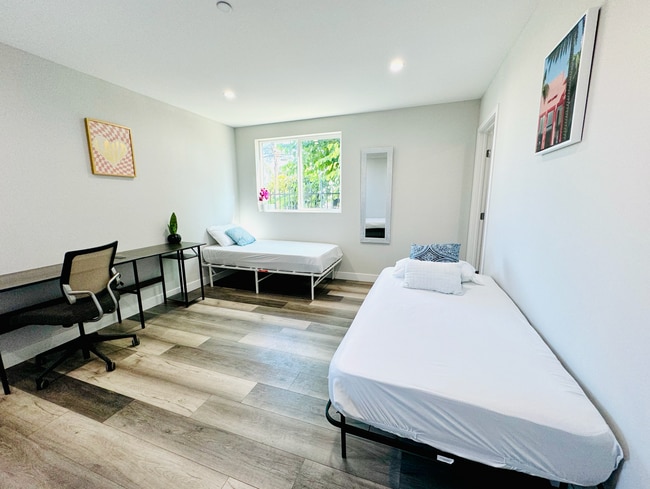 Foto del edificio - 1301 N Kingsley Dr