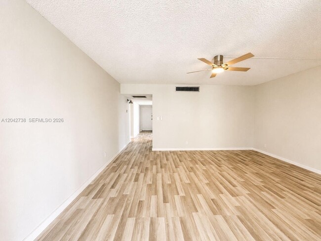 Foto del edificio - 20200 W Country Club Dr