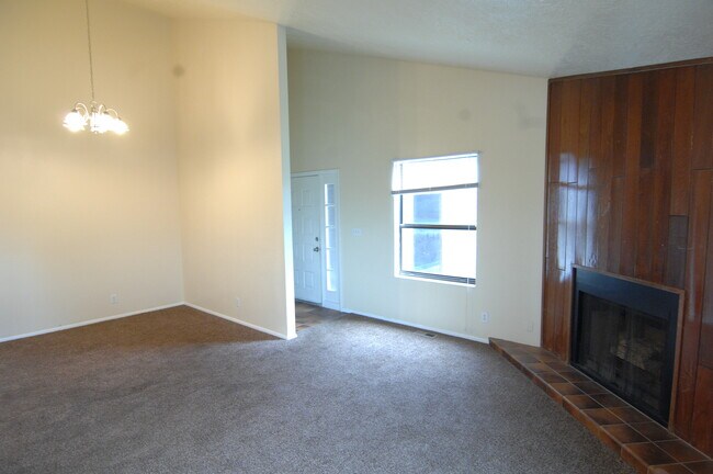 Foto del edificio - Great 4 Bedroom Now Available