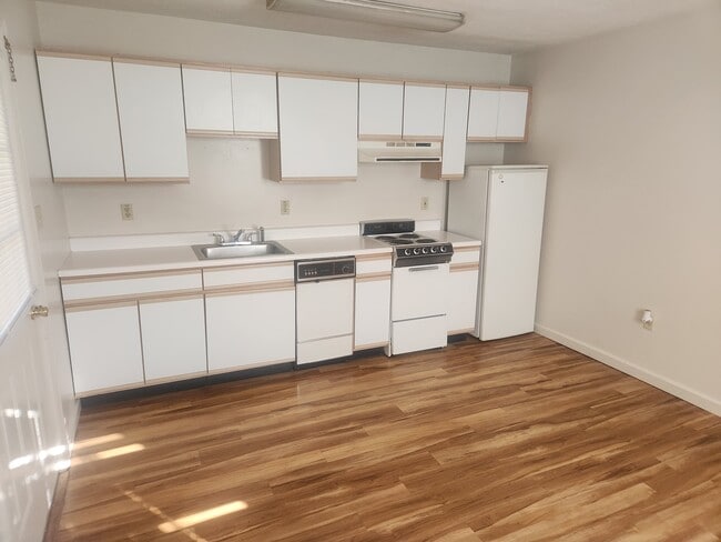 Kitchen - 761 Fairmont Rd