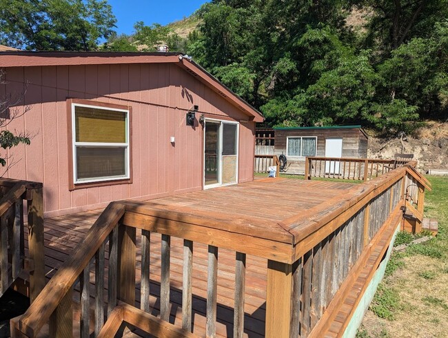 Building Photo - Quiet Sweetwater house on with a huge deck...