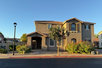 Building Photo - 996 E Cantebria Dr