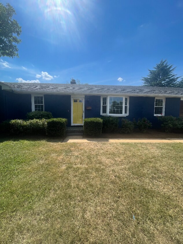 4 bedroom house with fenced in yard and storage galore 8 minutes from Liberty University and Ward... - 4 bedroom house with fenced in yard and storage galore 8 minutes from Liberty University and Ward...