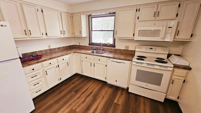 Foto del edificio - 3 Bedroom House Available for Rent