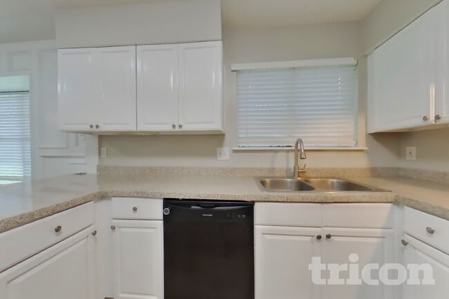 Building Photo - 7331 Millbrae Ln