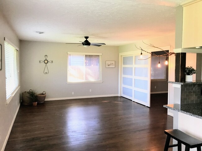 Building Photo - 10600 Greystone Ave