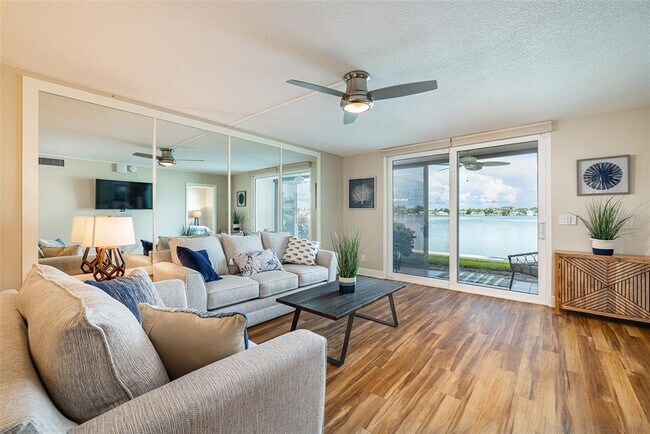Building Photo - 7910 Sun Island Dr S