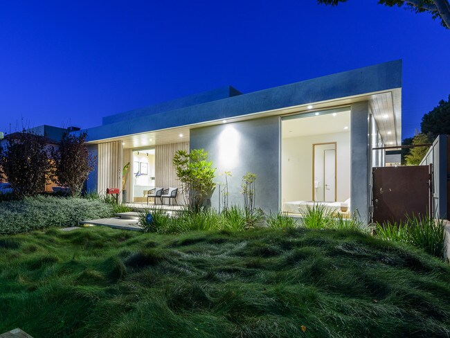 Foto del edificio - 2218 Glencoe Ave