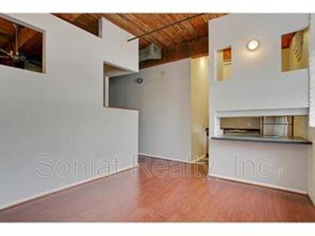 Building Photo - 402 Julia St