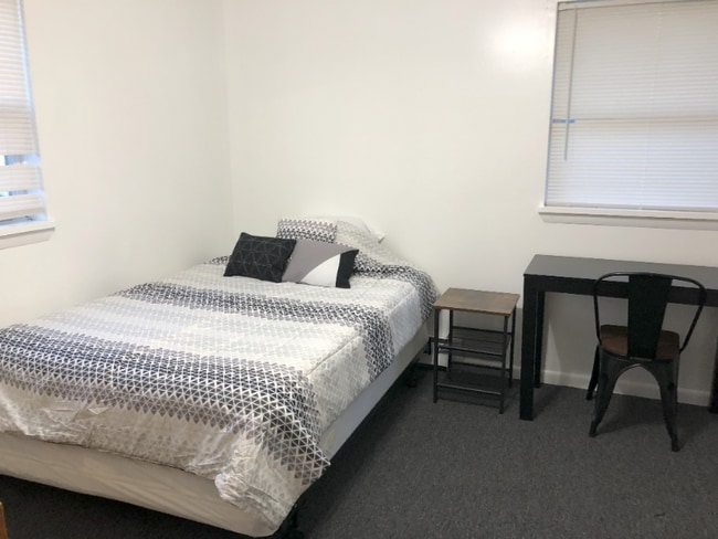 Building Photo - 153 Oak St