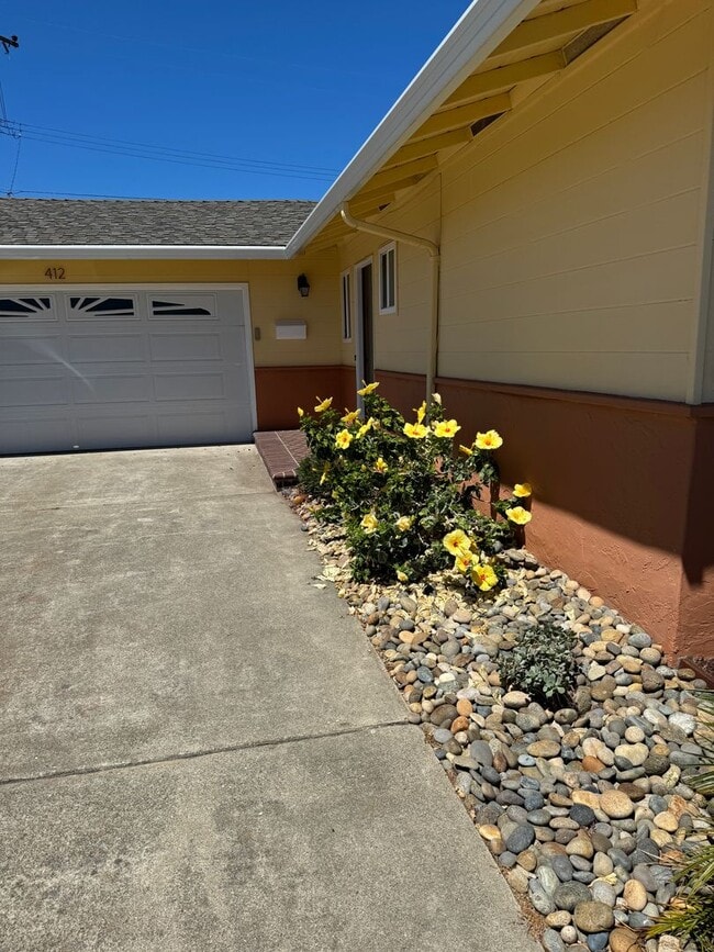 Building Photo - **2 Weeks Free Move-in Promo**Available No...