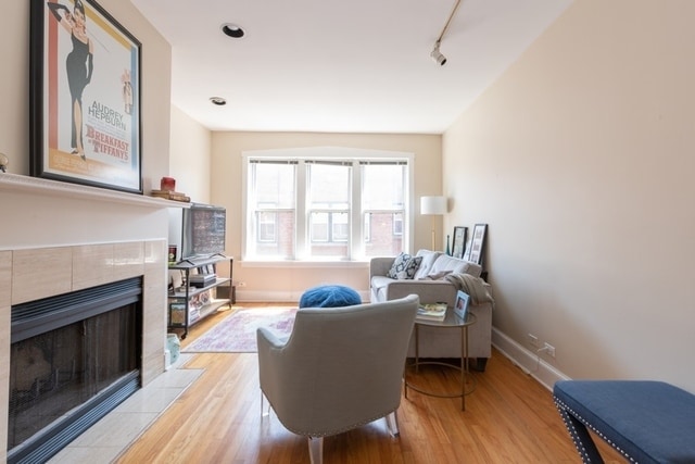 Building Photo - 2026 N Burling St