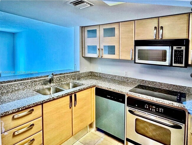 Building Photo - 2101 Brickell Ave