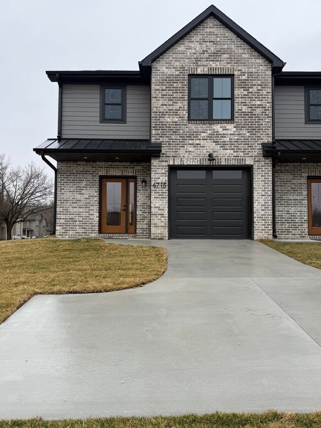 Foto del edificio - 6711-6715 New Town Ave.