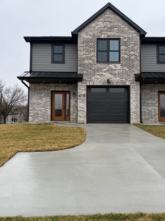 Building Photo - 6711-6715 New Town Ave.