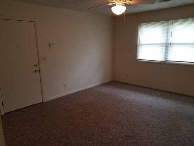 Sala de estar - 775 Dilenbeck Dr