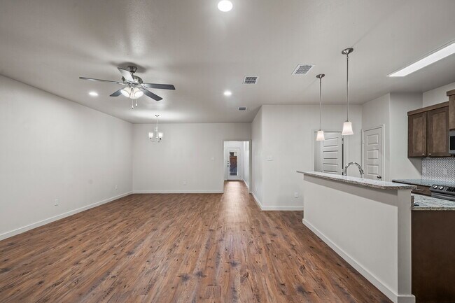 Foto del edificio - Beautiful Townhome Located South of Town N...