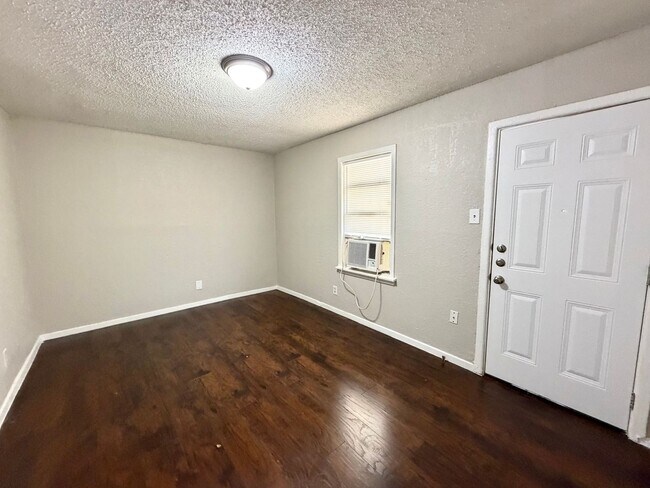 Foto del edificio - 6403 Hollis Ave