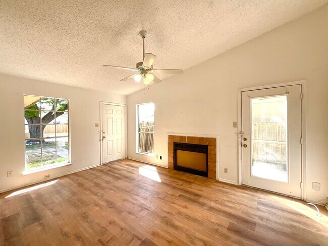 Foto del edificio - **APPLICATION RECEIVED** 2-Bedroom Duplex Near Highway 78- Pet-Friendly with Fenced Yard! SECTION...