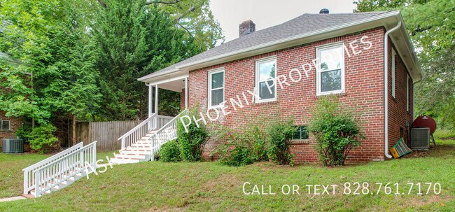 Building Photo - 7 Enka Pine Street