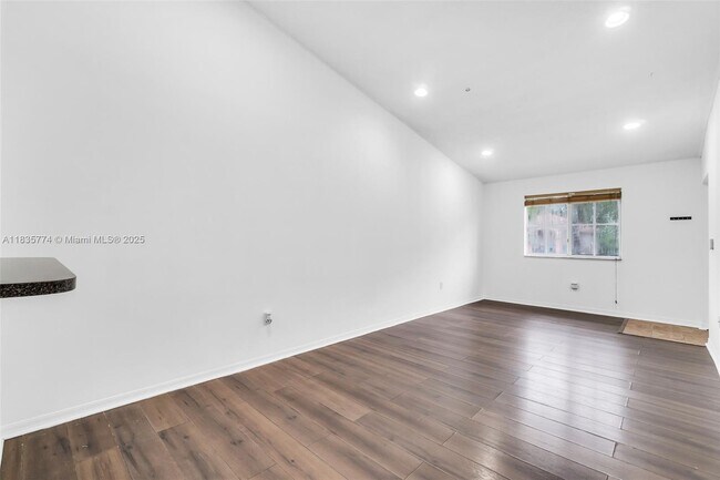 Building Photo - 1251 SE 31st Ct