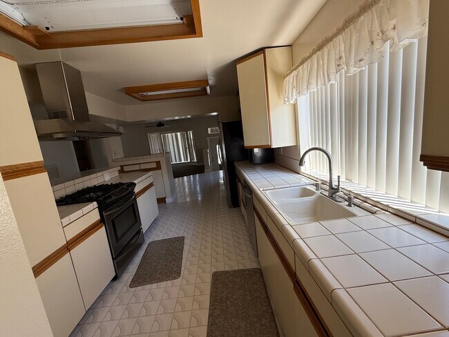 Foto del edificio - 280 S Craig Ave