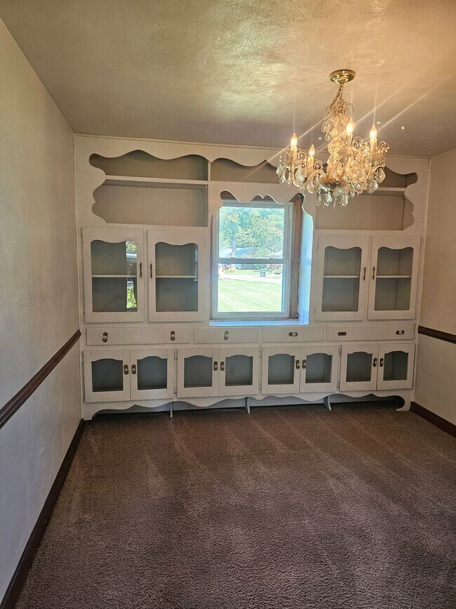 Building Photo - 412 Hartsdale Rd